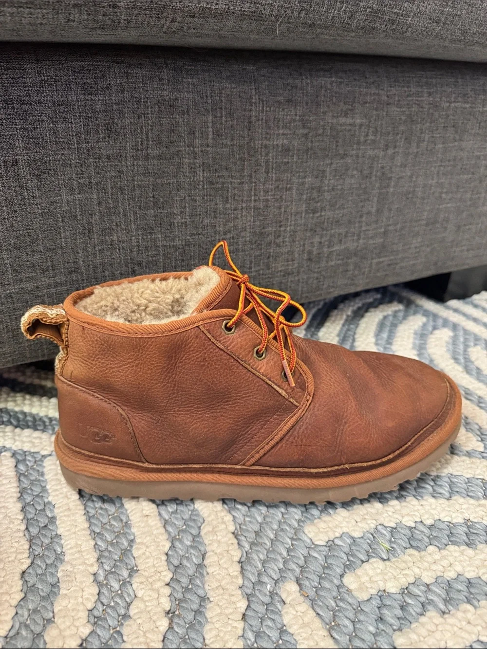 UGG Neumel Leather Chukka Boots Men's 11 Chestnut Sheepskin Lined Lace Up EUC